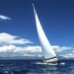 Grand voilier blanc naviguant sur la mer
